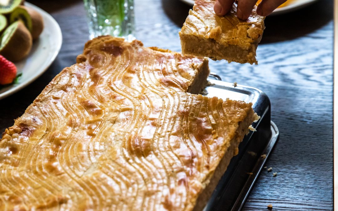 gedeckter Birnen-Grießkuchen