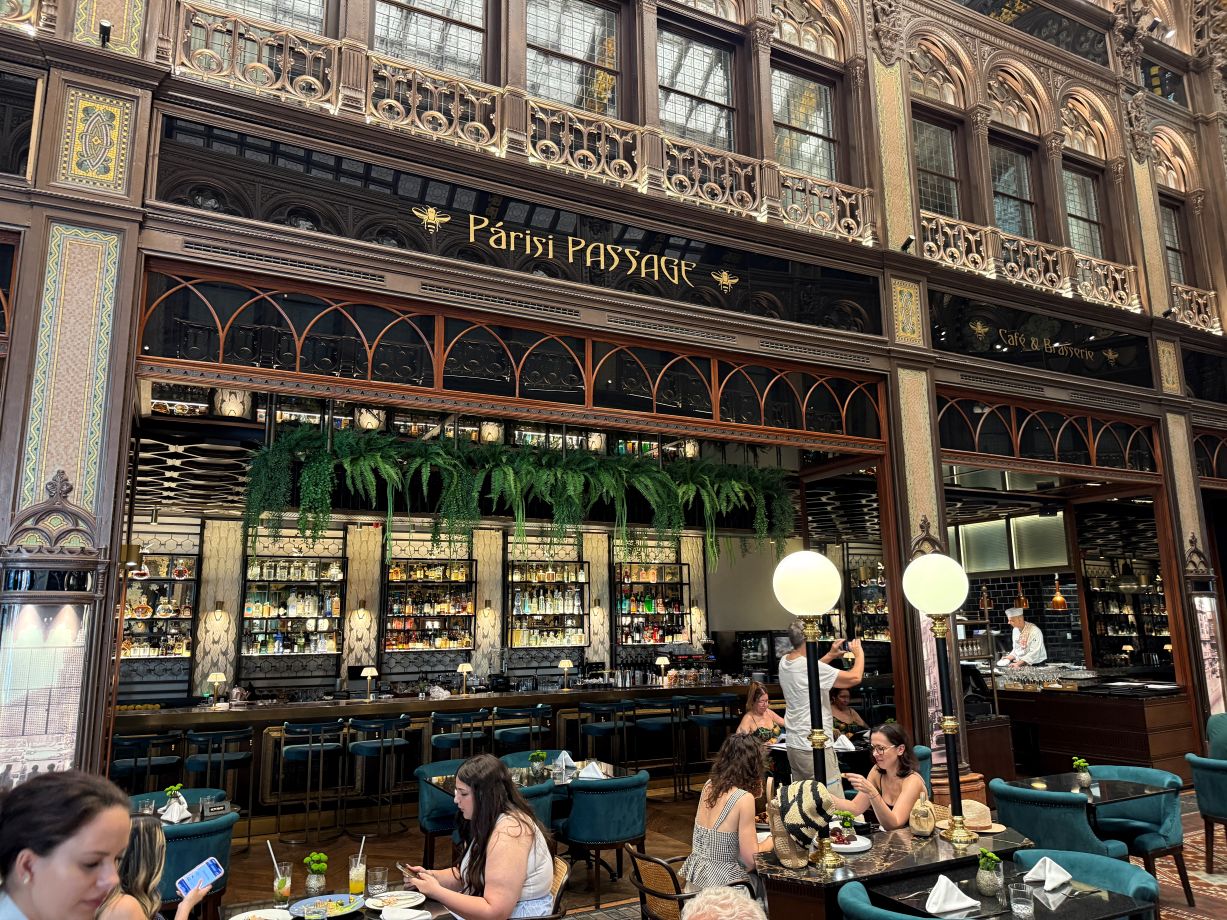 Parisi Passage Cafe